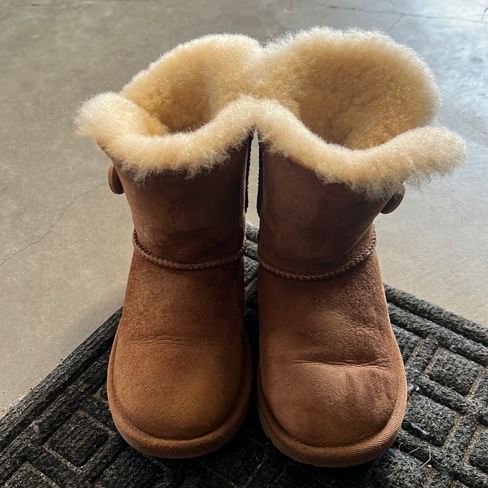 Little girls chestnut Uggs - Bailey Button